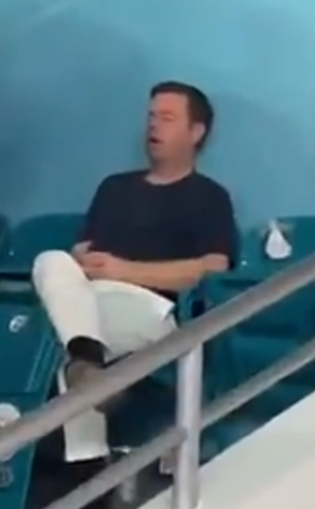 Super Bowl 2020 This Tired Fan Hilariously Slept Right Through
